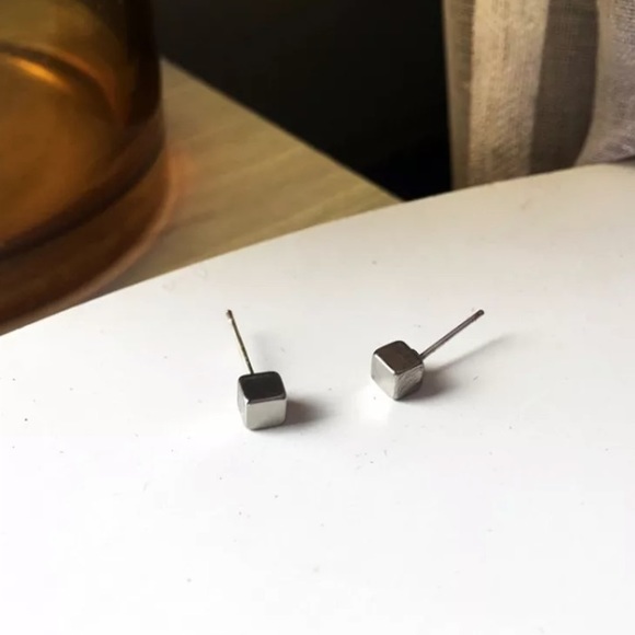🔴5/$15🔴CLEARANCE Silver Cube Simple Earrings NEW - Picture 7 of 11